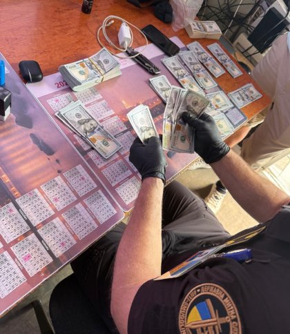 На Львівщині митники виявили незадекларованих понад 25 тис. доларів та близько 10 тис. євро