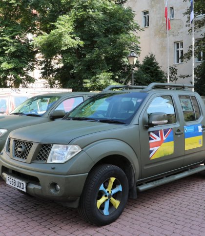 Британські волонтери вкотре привезли до Львова позашляховики та мотобайки для ЗСУ