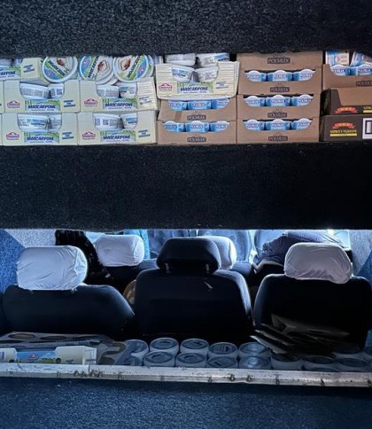На Львівщину намагалися ввезти тонну прихованої молочної продукції: сховок обладнали у даху авто
