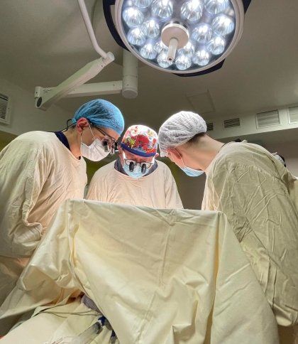 Відомий американський кардіохірург оперував у Львові: серед пацієнтів — немовля, якому було 3 дні