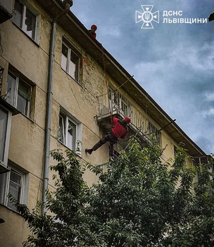 Львівські рятувальники спустилися з даху на балкон, щоб врятувати жінку у квартирі
