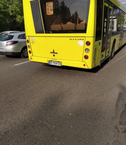 Демонстративно зачинив двері перед носом: у Львові водій автобуса не взяв пасажирів попри вільні місця