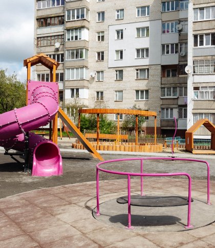 На Львівщині побудували інклюзивний дитячий майданчик для переселенців