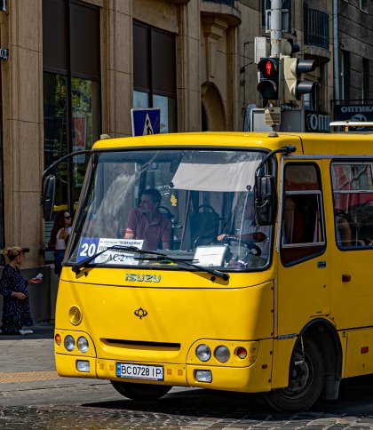 «Інвалід для водія – не людина»: у Львові маршрутка не зупинилась, щоб у транспорт зайшов пасажир з інвалідністю