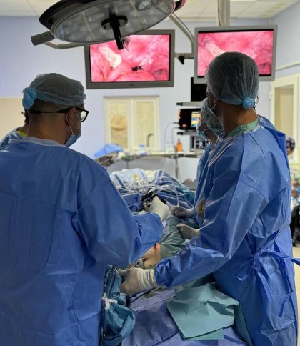Львівські лікарі успішно видалили 2 пухлини, що розростались в репродуктивних органах 14-річної дівчинки