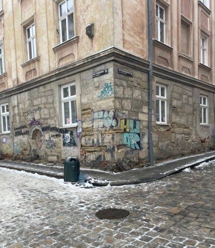 Історична будівля у центрі Львова має неналежний вигляд, а комунальники ігнорують це
