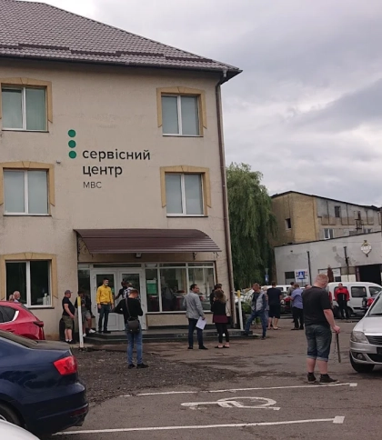 У сервісних центрах МВС у Львові пояснили причини довгих черг на запис іспиту з водіння