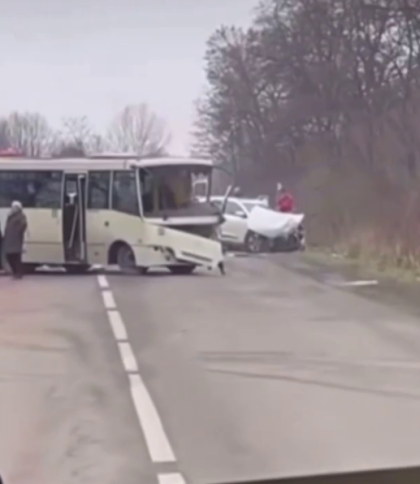 Біля Дрогобича рейсовий автобус зіткнувся з кросовером: постраждало шестеро людей