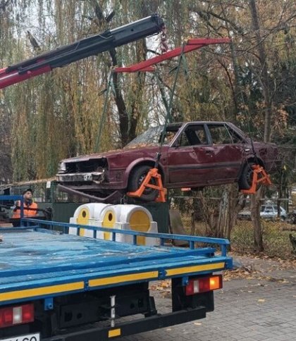 Евакуатор забирає покинуте авто з вул. Патона, 30