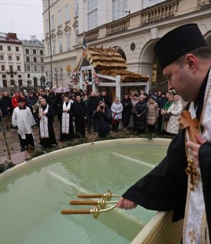 У Львові всі охочі можуть набрати свяченої води на площі Ринок