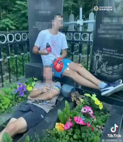 Знущання з могил: у Вінниці підлітки знімали Tik-Tok на кладовищі