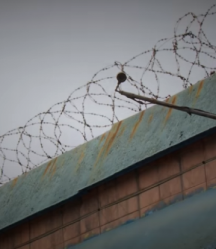 Катують та знущаються: маріупольців, які не пройшли "фільтрацію", кидають до в’язниці