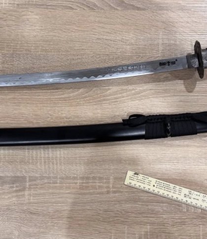 Меч, цигарки і вживані iPhone намагалися перевезти через кордон на Львівщині