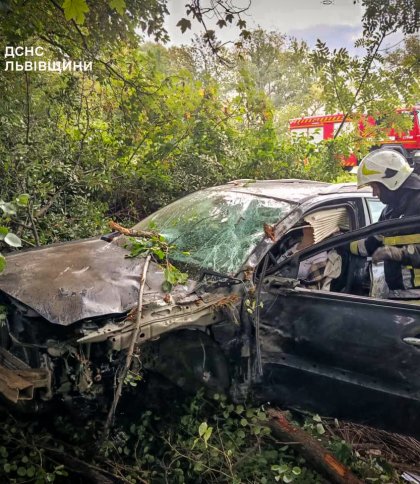 З'їхала в кювет: біля Стрия рятувальники витягнули затиснуту в авто водійку