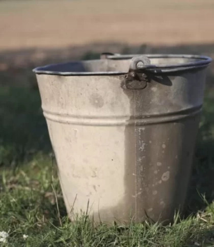 Мешканка Львівщини заплатить 10 тис. грн сусідці, яку облила відром з власними фекаліями