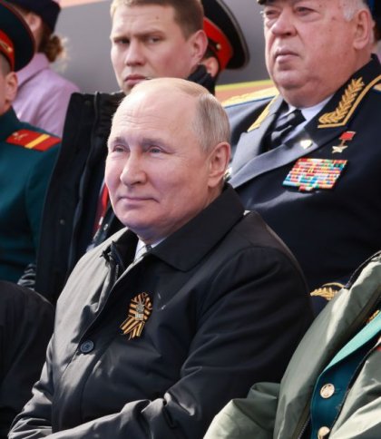 Путін зі своєю свитою дивиться парад