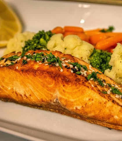 Стейк лосося на сковороді: як приготувати ідеальну рибу вдома