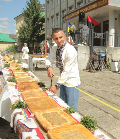 На Львівщині господині спекли рекордний Красівський пиріг Незалежності вагою 242 кг