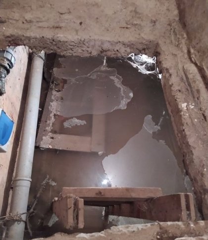 «Сморід в під’їзді страшний»: мешканці будинку на Пасічній скаржаться на затоплений підвал
