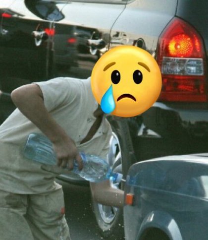 Дитина миє фари автомобіля на жвавій вулиці