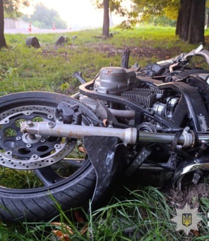 У Бродах 34-річний мотоцикліст на швидкості в'їхав у дерево і загинув