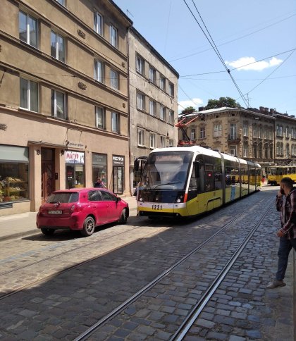 У Львові нові секційні трамваї не можуть проїхати неправильну розмітку стоянки