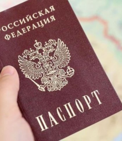 На окупованих територіях росіяни обіцяють підліткам гроші за паспорти РФ