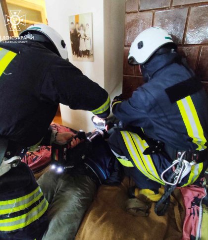 На Львівщині врятували чоловіка, який застряг головою між стіною та пічкою
