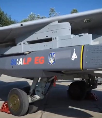 Крилата ракета SCALP EG французького виробництва під крилом українського бомбардувальника Су-24М, серпень 2023, скриншот з відео