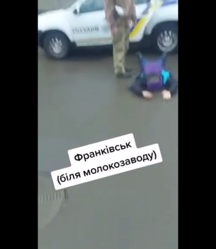 В Івано-Франківську чоловіку «жорстко» вручили повістку: поклали лицем на асфальт