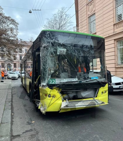 Водій львівського тролейбуса втратив свідомість за кермом і спричинив ДТП