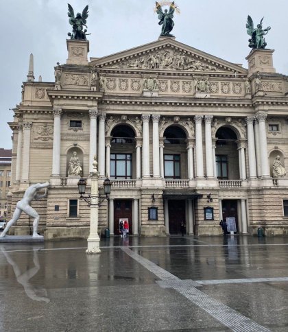 У центрі Львова встановлюють гігантську статую, яка «триматиме» Оперний театр