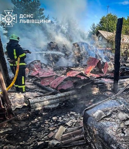 Пожежа на Львівщині: згоріли два авто, гараж і 20 тонн сіна