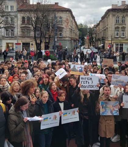 Студенти Львівської політехніки вийшли на протест і вимагають відставки Ірини Фаріон