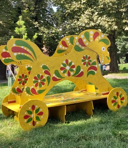У Львівському парку встановили три великі яворівські забавки (фото)