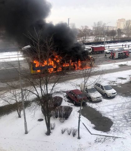 Пасажир підпалив сидіння у тролейбусі, унаслідок чого він згорів, фото з соцмереж