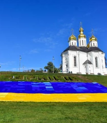 Найбільший в’язаний прапор України: в Чернігові зафіксували рекорд
