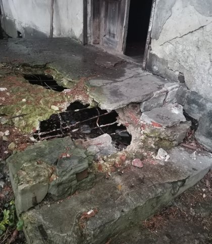 Неможливо безпечно потрапити в дім: у Львові містяни поскаржилися на розбитий вхід у будинку в Шевченківському районі