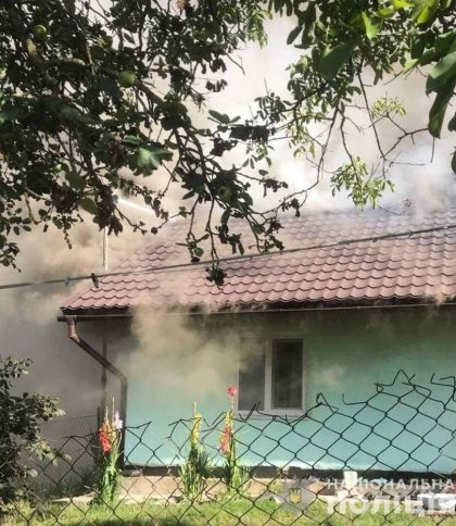 Поліцейські Львівщини врятували бабцю та маму із 7-річним сином з палаючого будинку