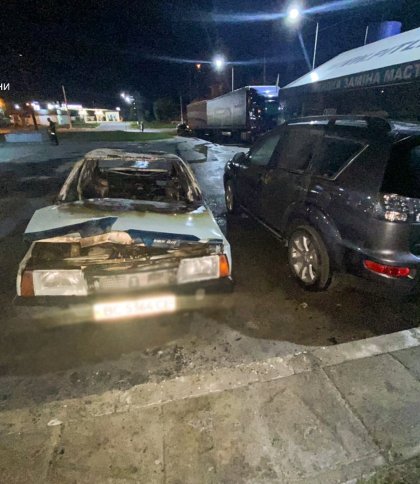 У Львові вночі згоріло одне авто, ще одне - пошкоджене вогнем