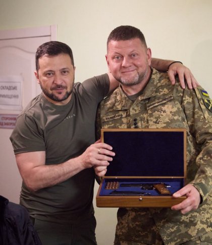 Зеленський привітав Залужного та Сирського й вручив їм подарунки (відео)