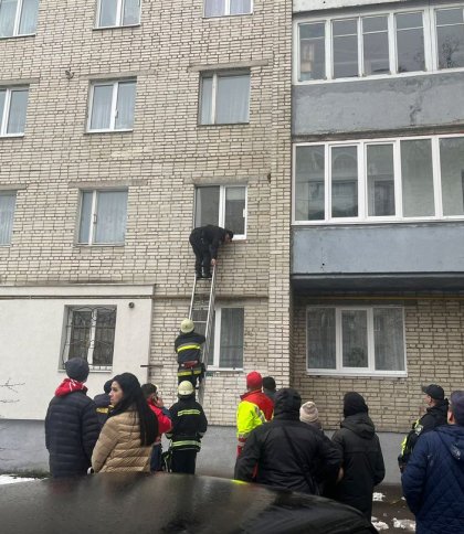 У Дрогобичі рятувальники визволили дитину із зачиненої квартири