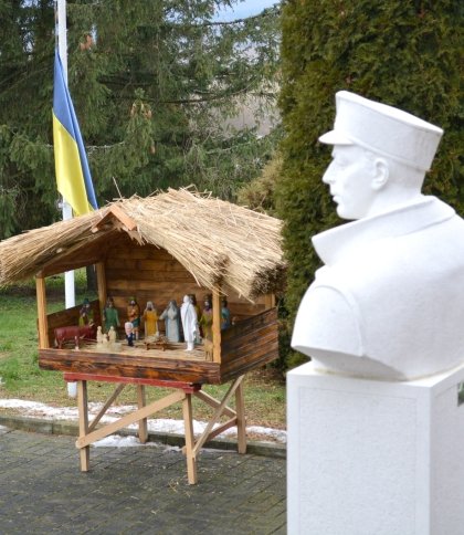 Автентика в сучасному трактуванні: на Львівщині встановили різдвяну шопку з фігурами  Байдена та Бандери