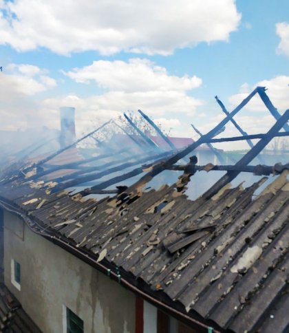 Вогонь знищив дах будинку