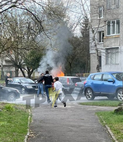 У Залізничному районі Львова горить авто