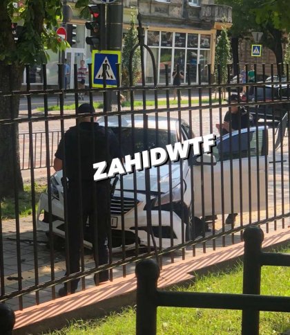 ДТП у Львові: авто біля політехніки вилетіло на тротуар