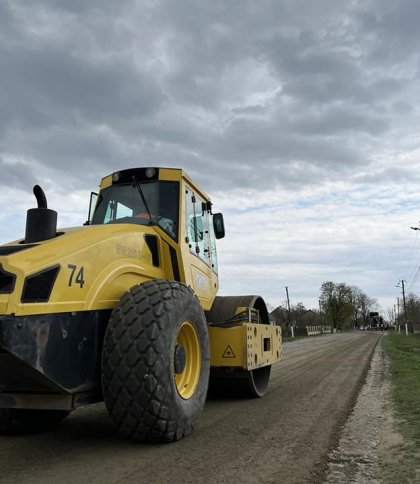 На Львівщині ремонтують автомобільну дорогу: де саме покладуть асфальт