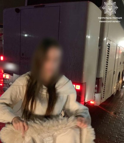 Львівські патрульні наздогнали автобус, який забув на заправці 17-річну дівчину
