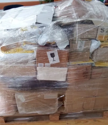 Вдвічі дешевше за попередні: у Львові продали ще два мішки з таємними посилками