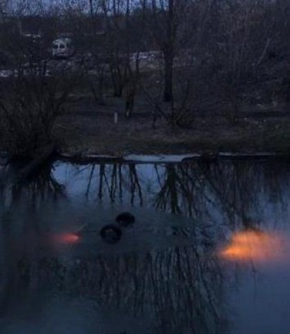 У Червонограді рятувальники витягнули з річки легковик